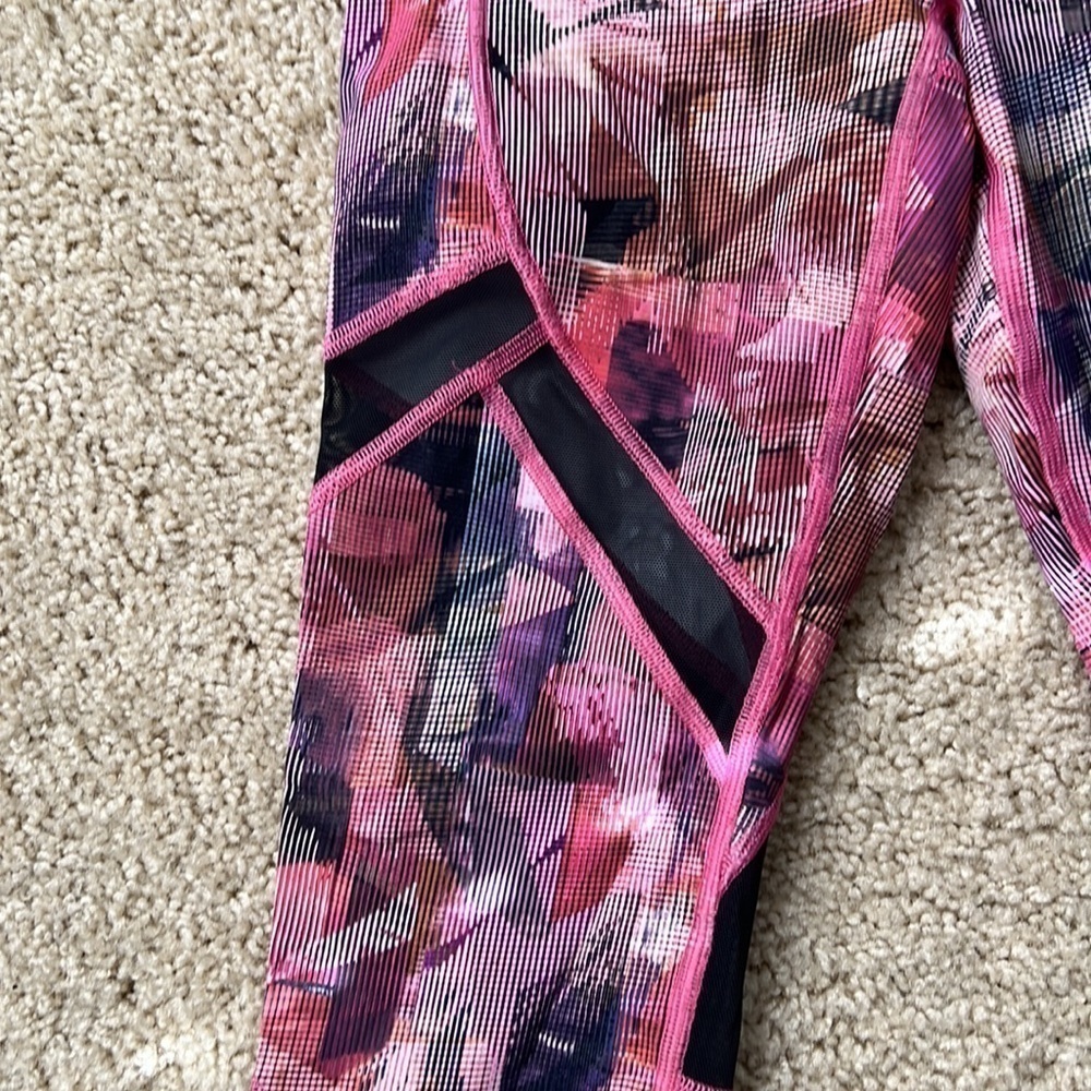 Lululemon pink pattern leggings with mesh size 4 - Picture 2 of 4